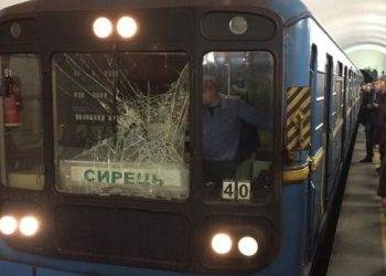 В метро пассажир упал под поезд