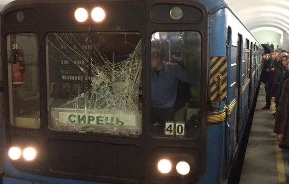 В метро пассажир упал под поезд