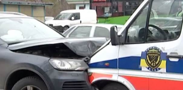 В Харькове в аварию попала "скорая" с ранеными солдатами