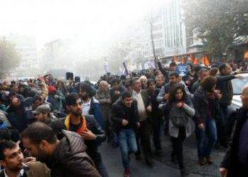 В Турции оперативники применили водометы против демонстрантов