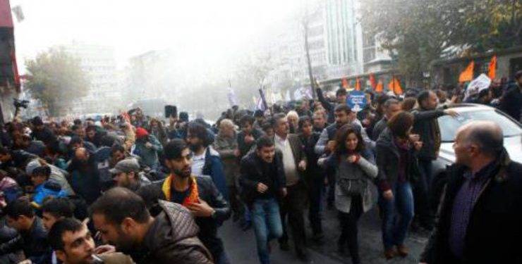 В Турции оперативники применили водометы против демонстрантов