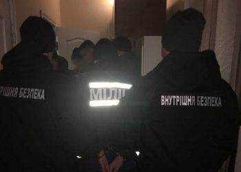 В Запорожье оперативники грабили на вокзале пассажиров