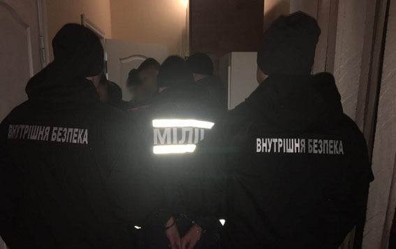 В Запорожье оперативники грабили на вокзале пассажиров