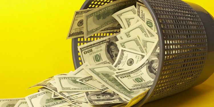Мужчина выкинул 1.5 млн. долларов лотереи