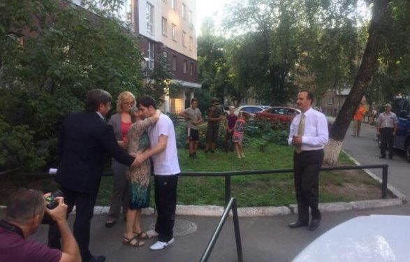 Политзаключенного Костенко встретили в Киеве