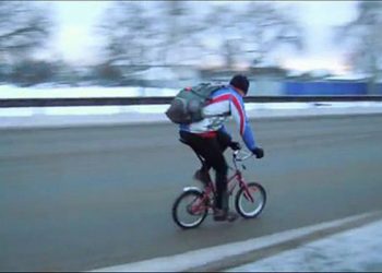 Мужчина преодолел более 100 километров по снегу на детском велосипеде