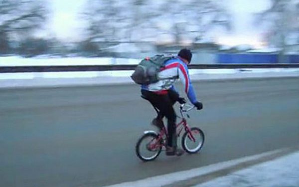 Мужчина преодолел более 100 километров по снегу на детском велосипеде
