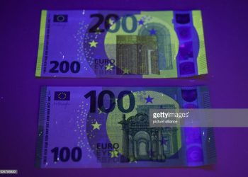 Банкноти 100 і 200 євро