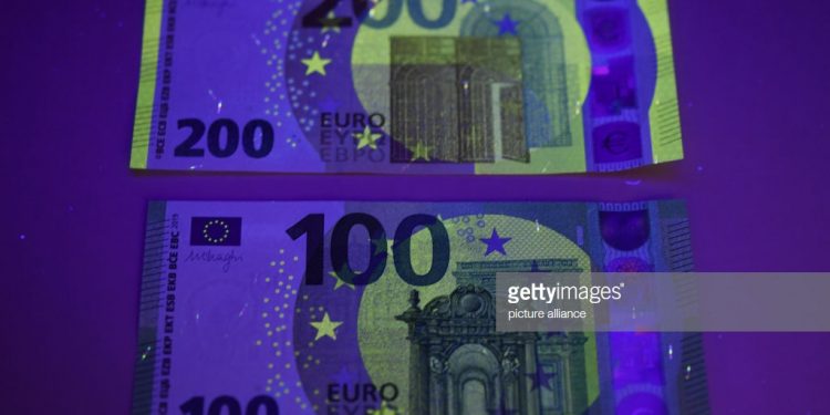 Банкноти 100 і 200 євро